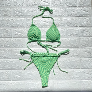 Detailansicht eines grünen karierten Bikini-Sets mit Neckholder-Top und Badehose flach