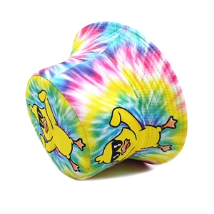 Détail d'un bob tie-dye coloré avec un imprimé canard jaune cool portant des lunettes
