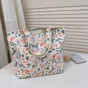 Detailaufnahme der bedruckten Canvas-Tragetasche mit Blumen, Reh-Motiv und Reißverschluss