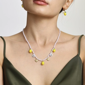 Set collana di perle e orecchini al limone con ciondoli a forma di ape e margherita