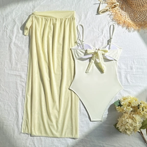 Driedelige effen bikini-set met lange mesh-rok en strikdetail voor vakantie aan het strand