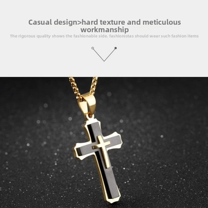 Détail d'un collier pendentif croix double couche or et noir sur fond texturé