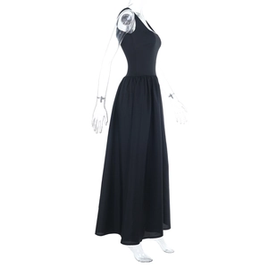 Vista laterale del vestito a trapezio nero senza maniche con scollo quadrato in maglia