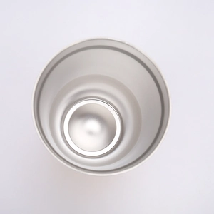 Vue de dessus montrant l'intérieur lisse en acier inoxydable 304 d'un gobelet de 30oz