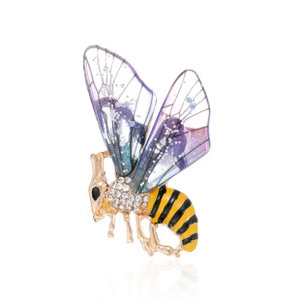 Détail de la broche abeille avec ailes violettes dégradées et cristaux étincelants
