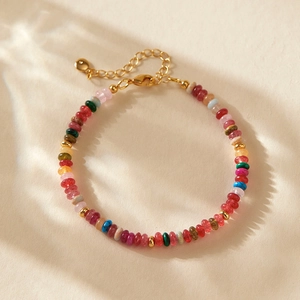 Nahaufnahme des Armbandes mit bunten Halbedelsteinperlen und vergoldeter verstellbarer Kette