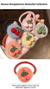 Dettaglio di pompon da 4cm e elastici da 5,5cm in cinque vivaci colori pastello