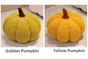 Detail van twee pluche pompoenkussens in geel en groen met zachte fleece-structuur