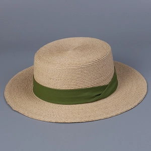 Détail d'un chapeau de paille de raphia avec ruban vert olive pour protection solaire