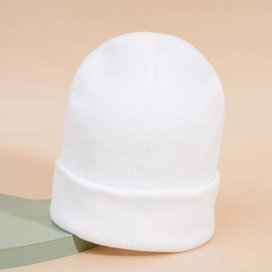 Détail du bonnet en maille blanche avec revers et anneaux métalliques sur support