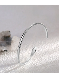 Makroaufnahme des silbernen Schlangenarmbands mit poliertem Finish und Tropfenspitzen