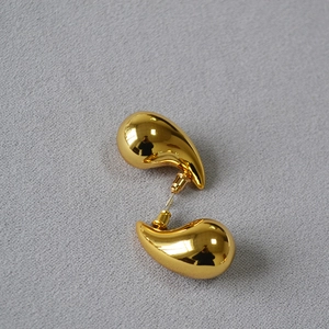 Minimalist chunky gold waterdrop earrings in polished brass with sleek mirror finish