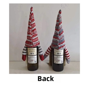 Vue arrière de deux housses de bouteille de vin gnome de Noël tricotées en rouge et gris.