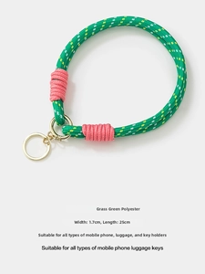 Makroaufnahme des grasgrünen geflochtenen Schlüsselbands mit Goldring und 1,7 cm Breite