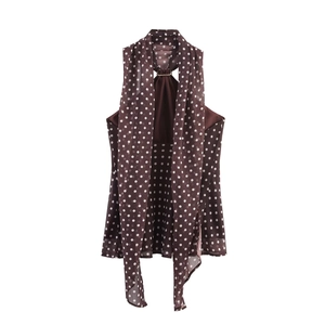 Haut licou chic marron foncé à pois avec écharpe de cou élégante et sans manches