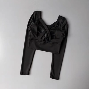 Détail du dos croisé à lanières et tissu élastique du haut de yoga noir à manches longues