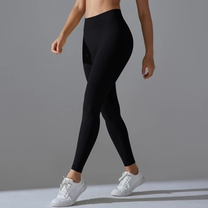 Detailansicht der nahtlosen High-Waist Yoga-Leggings in Schwarz mit Push-Up Effekt