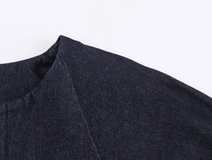 Detailansicht der dunkelblauen Denim-Bomberjacke mit Nähten und Schulterstoff-Textur