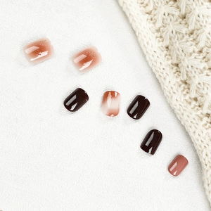Set mit glänzenden Coffee und tiefroten Kunstnägeln, rosa Verlauf und Glitzereffekt
