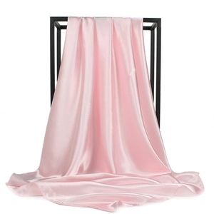 Detaillierte Nahaufnahme des glatten rosa Satin-Vierecktuches an einem Metallständer