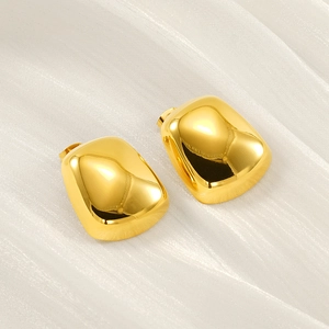 Boucles d'oreilles carrées élégantes en acier titane doré sur fond de soie blanche