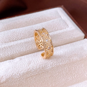 Vue détaillée d'une bague fleur en or avec zircons dans son écrin en velours beige