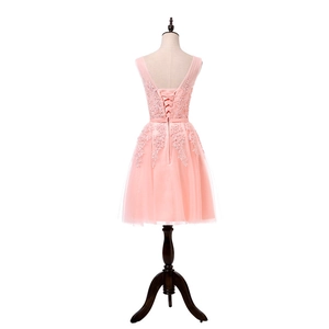 Abito da sera corto rosa con lacci sulla schiena e gonna in tulle a strati su un manichino