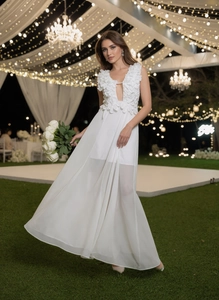 Detail der 3D-Blütenblätter und des tiefen V-Ausschnitts an einem weißen Abendkleid