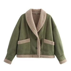 Dettaglio della giacca scamosciata verde militare con collo in shearling beige e tasche