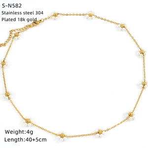 Detail view of 18k gold plated 304 stainless steel daisy pearl necklace showing 40+5cm length