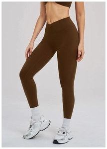 Détail du legging de yoga marron foncé à taille croisée haute avec effet galbant fessier
