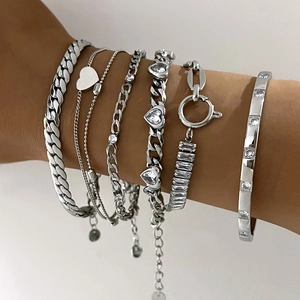 Ensemble de 6 bracelets en acier inoxydable argenté avec breloques cœur et zircons au poignet