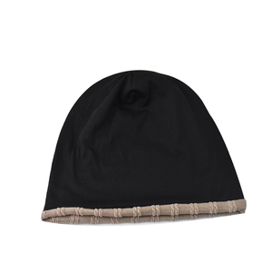 Berretto invernale in maglia con corona nera e bordo in maglia a trecce kaki stile minimal