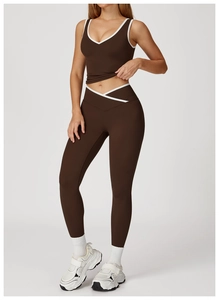 Detail van hoge taille yoga legging met contrasterende biezen en gekruiste tailleband