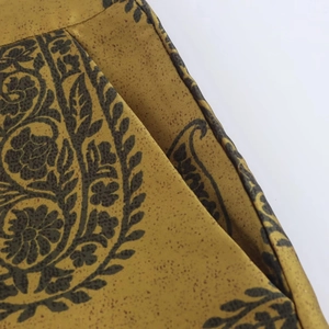 Vue macro détaillée de la texture du satin et de l'imprimé floral sur la poche du pantalon