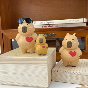 Lot de 3 figurines capybara en bois sculpté avec cœurs rouges et lunettes