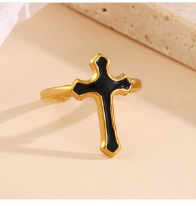 Detail eines 18K vergoldeten Edelstahlrings mit schwarzem Emaille-Kreuz-Design