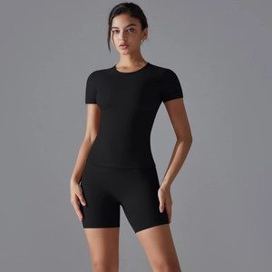 Vue de face d'un ensemble de yoga noir cintré avec t-shirt à manches courtes et short