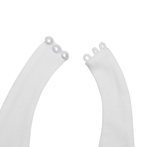 Détail de la robe licou en satin blanc avec d'élégants boutons perlés et boucles en tissu