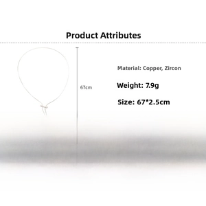 Vue détaillée du collier plaqué or 18k montrant les dimensions et le pendentif zircon