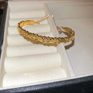 Detailed view of 18k gold plated iris flower bracelet with zircons and adjustable chain