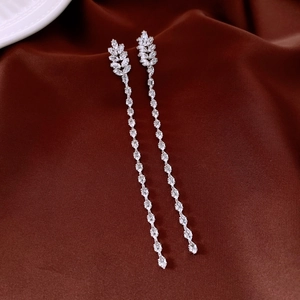 Détails macro des boucles d'oreilles pendantes en argent avec zircons taille marquise