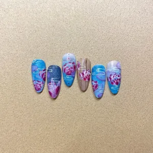 Faux ongles longs pointus motifs lotus et nuages dans les tons bleus et violets