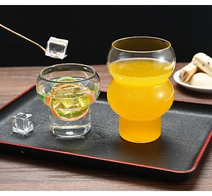 Dettaglio macro di bicchieri a forma di zucca con succo ghiacciato e fette di limone