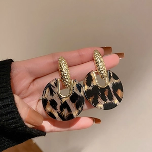 Elegante Ohrringe mit Leopardenmuster, goldenem Metallstecker und Retro-Acryl-Design