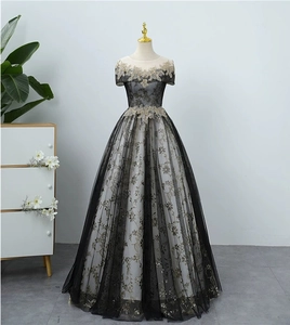 Elegante schwarze Ballrobe mit goldener Blumenstickerei auf einem Schneiderpuppenständer.