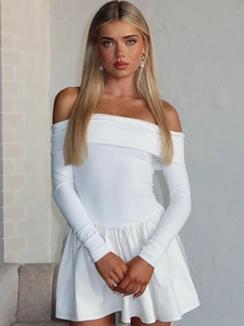 Robe courte blanche chic à épaules dénudées et manches longues avec détails de fronces