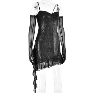 Détail de mini robe noire à paillettes avec gants en résille et ourlet à volants