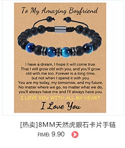 Detail von 8mm Blauem Tigerauge und matten schwarzen Perlen auf einer Geschenkkarte