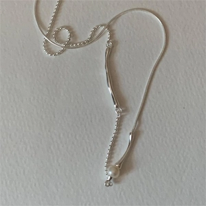 Detail of 925 sterling silver pearl necklace featuring a layered snake and bead chain